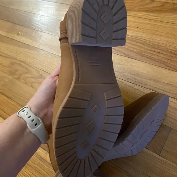 Toms Classic Tan Ankle Booties - Picture 6 of 11
